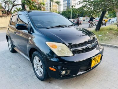 Toyota ist bampa kubwa Year 2007 Engine 1nz vvti Full ac Full duty paid Android screen Sports rims Forg lights Gari kali sanaaaaa Price Tshs 16ml